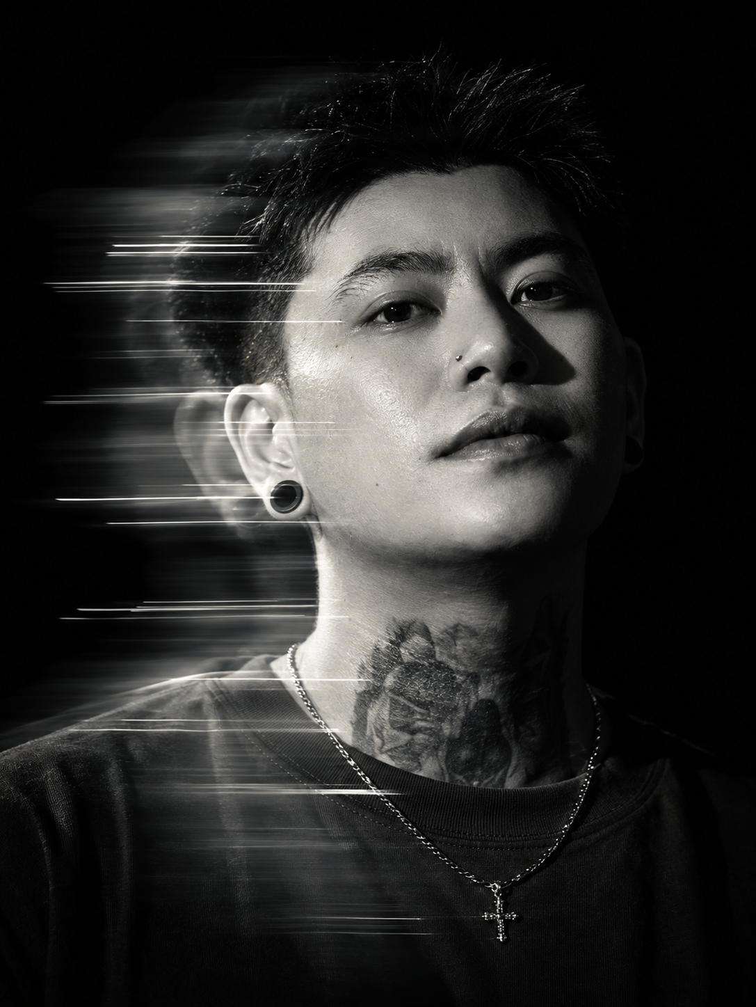 Chân dung cận mặt MC KEN đen trắng, tattoo cổ và vệt sáng kéo ngang