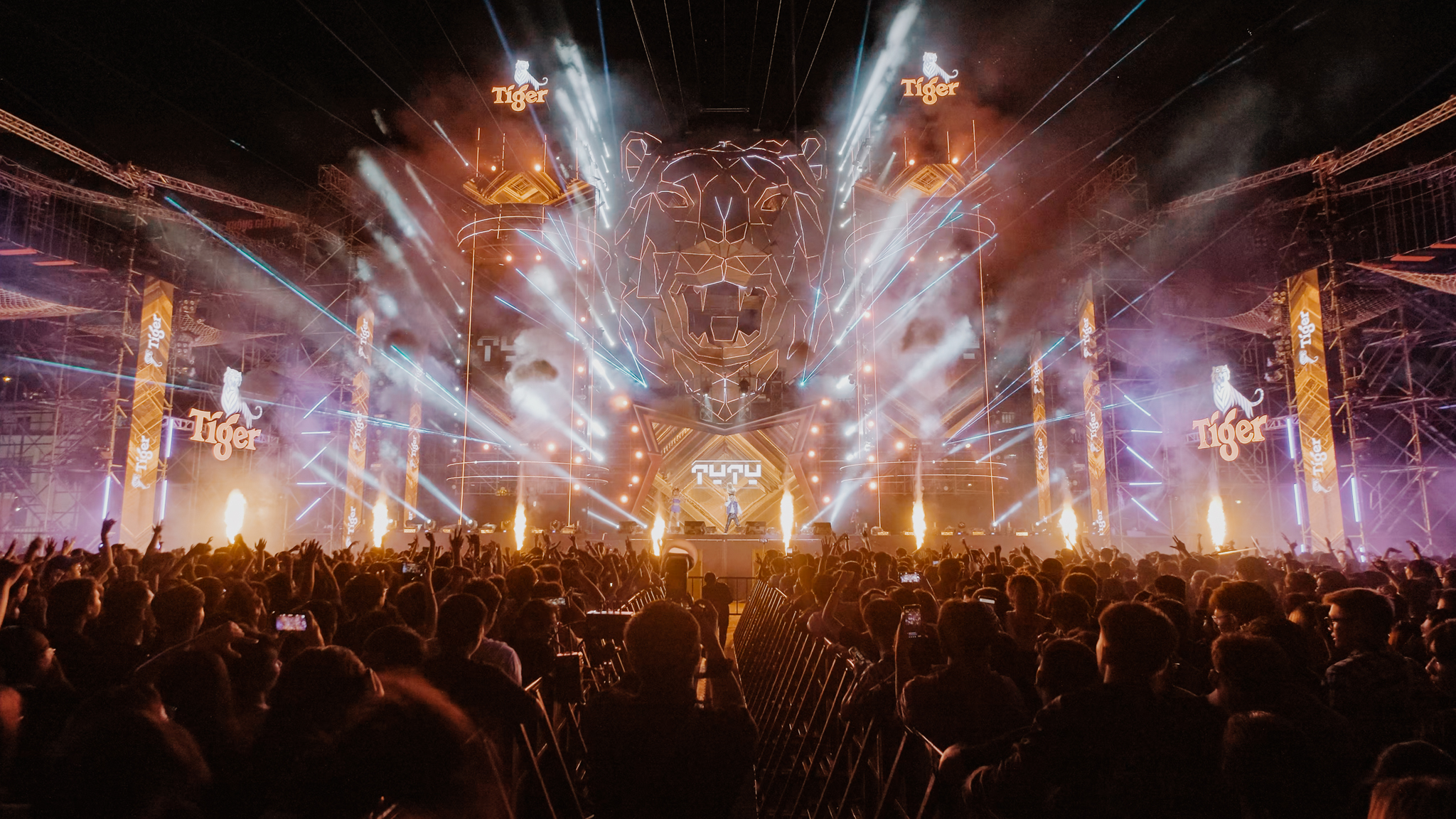 Toàn cảnh Tiger Arena với sân khấu, ánh sáng và khán giả trong sự kiện MC KEN biểu diễn cùng DJ TYTY